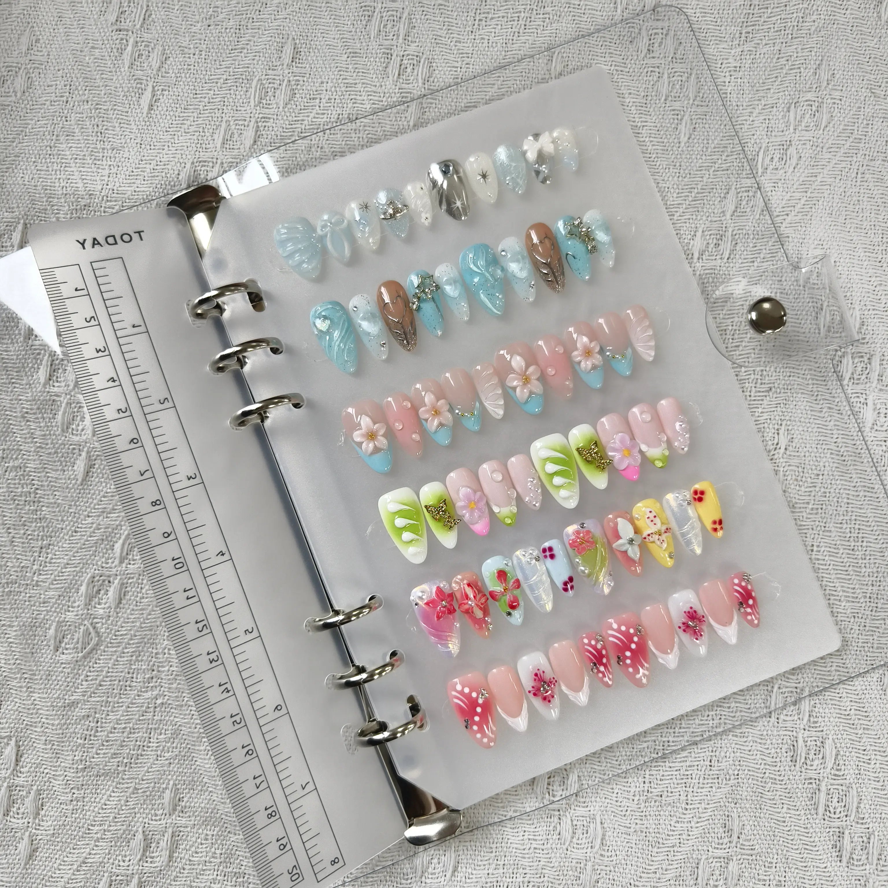 Polippie nail binder with 4 display pages and clear ruler insert, 17x23.5cm, used for storing press-on nails.