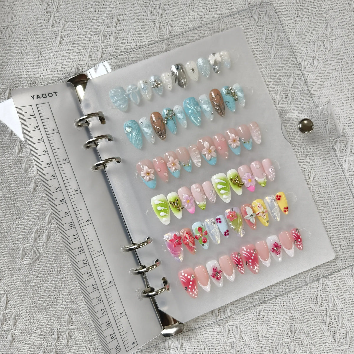Polippie nail binder with 4 display pages and clear ruler insert, 17x23.5cm, used for storing press-on nails.