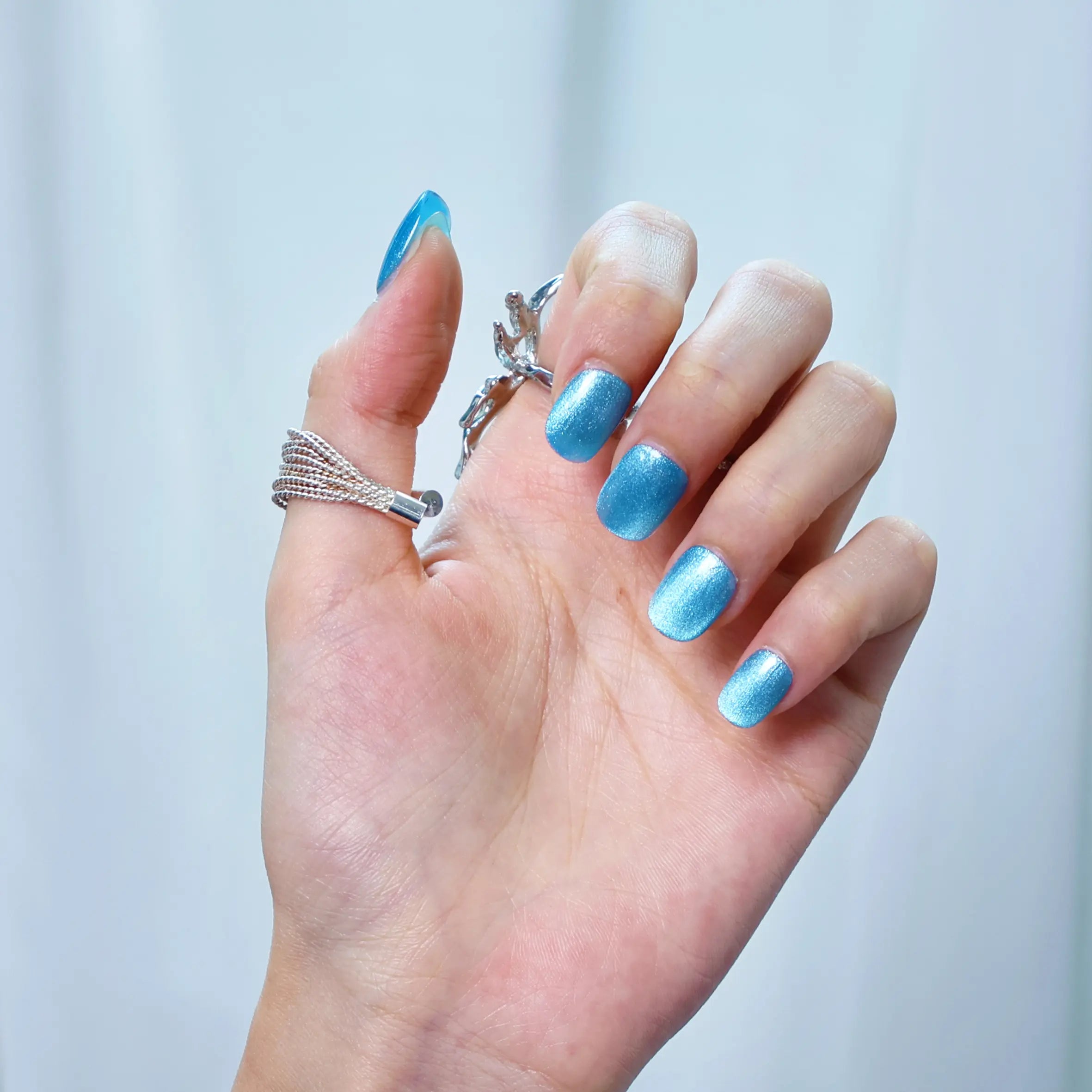 Light-reflecting glacier press-ons for cool-toned styles