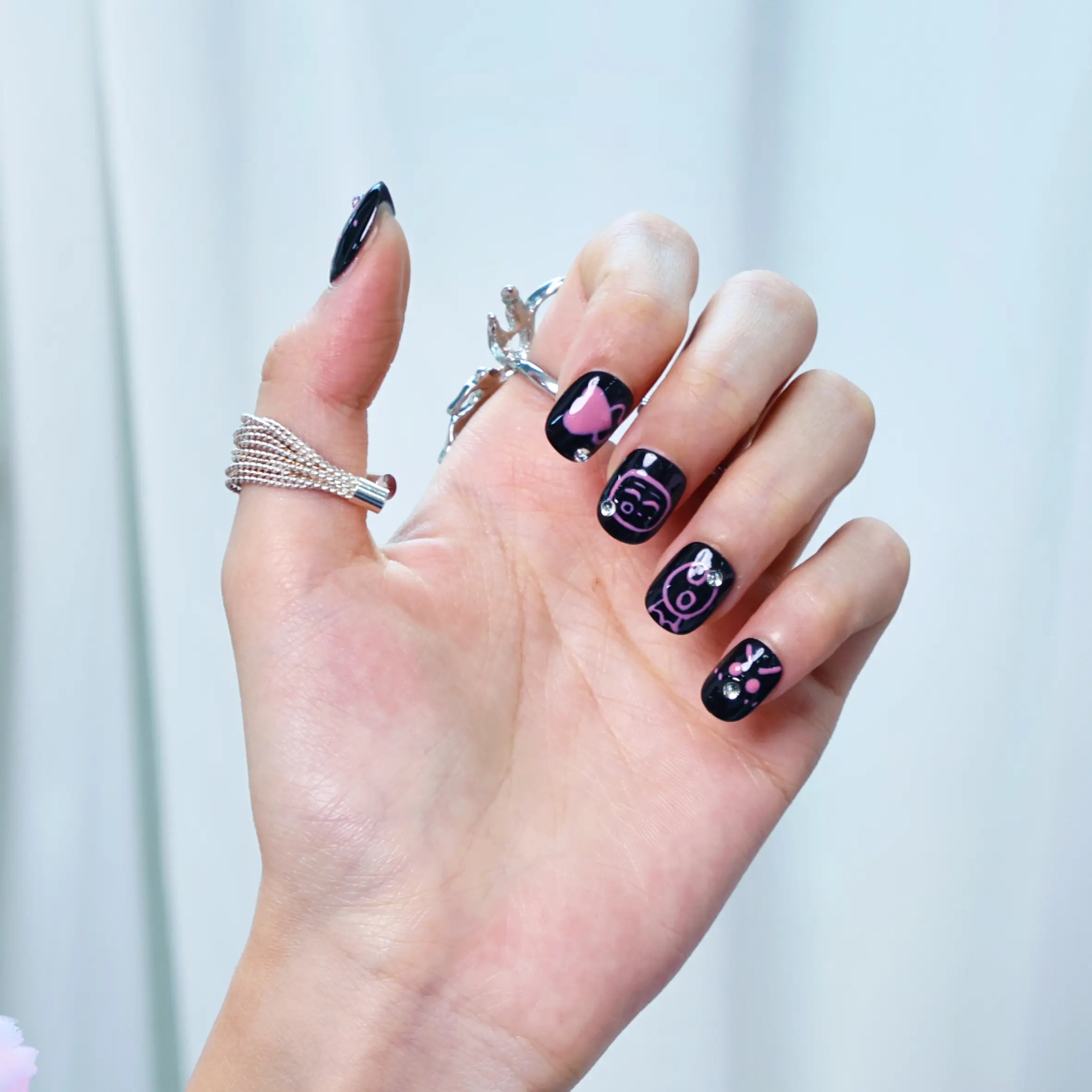 Statement short nails with pink geometric patterns